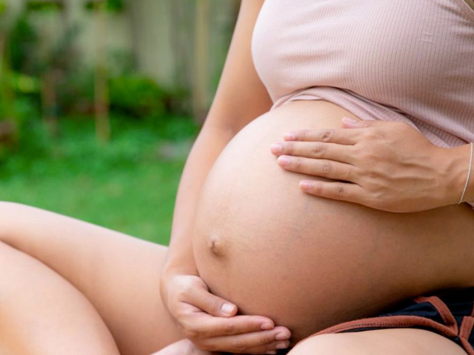 aborto-espontaneo-mujer-embarazada-tocando-su-vientre