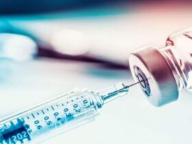 clamidia-cientificops-crean-posible-vacuna-clinicas-de-infertilidad-ingenes-reproduccion-asistida-jeringa-extrayendo-liquido-de-un-frasco