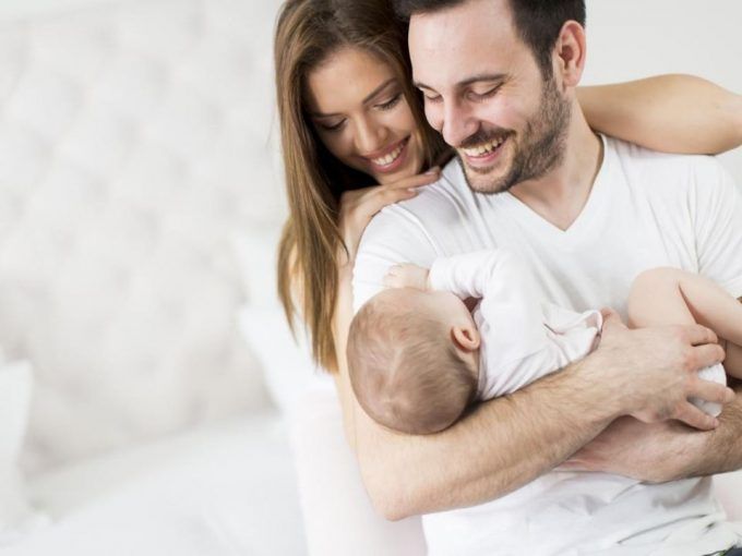 maternidad-subrrogada-mexico-pareja-con-bebe