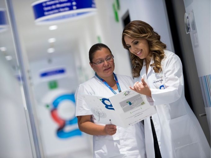 programa-inicial-para-tratamiento-de-reproduccion-asistida-exitoso-medico-especialista-en-reproduccion-asistida-y-enfermera-en-instituto-ingenes