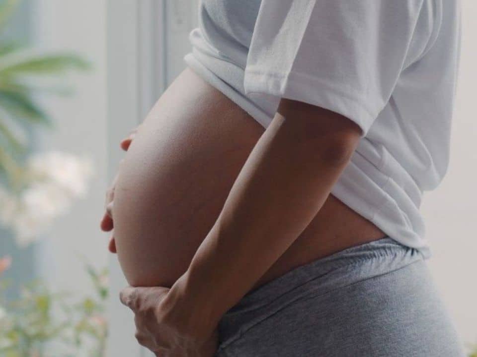 clomifeno-sirve-para-quedar-embarazada-vientre-mujer-embarazada-omifin