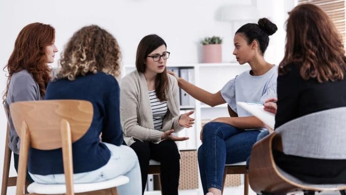 apoyo-emocional-ingenes-servicio-infertilidad-clinica-reproduccion-asistida-herramientas-terapeuticas-grupo-de-apoyo-mujeres-hablando-en-terapia-grupal