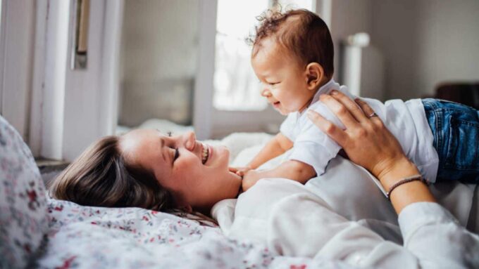 donacion-de-ovulos-ingenes-donavida-mama-con-bebe-felices-en-una-cama