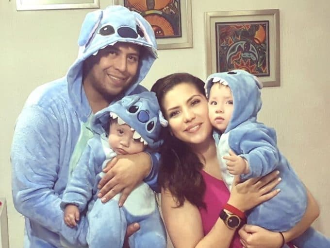 tratamiento-de-reproduccion-asistida-fertilizacion-in-vitro-historias-ingenes-mama-y-papa-con-dos-bebes-con-disfraces-de-stitch