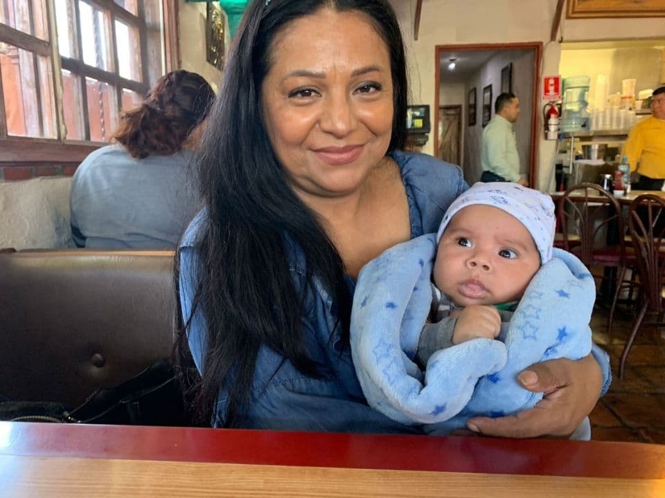 embarazo-despues-de-los-35-mama-ingenes-monica-mamas-ingenes-mujer-mayor-cargando-a-su-bebe-que-tuvo-via-fertilizacion-in-vitro