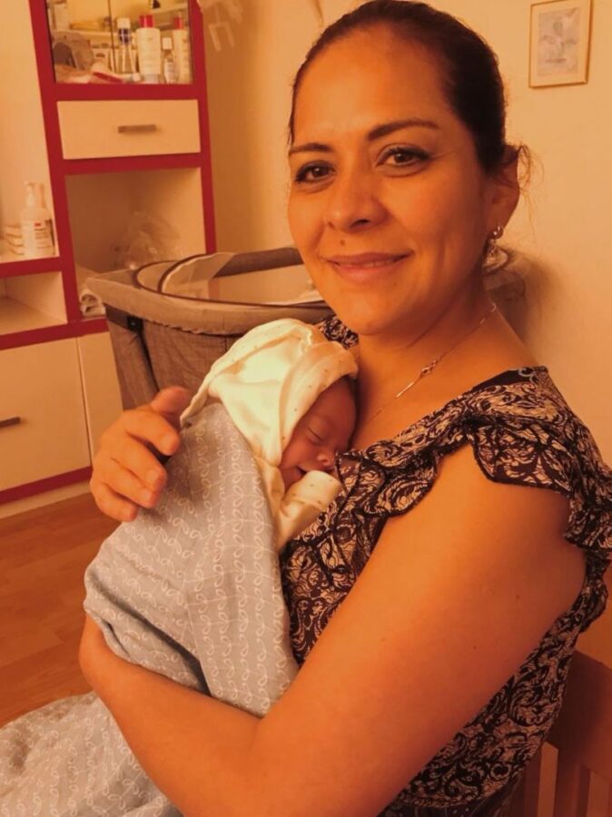 embarazo-despues-de-los-35-mama-ingenes-monica-mujer-mayor-cargando-a-su-bebe-que-tuvo-via-fertilizacion-in-vitro