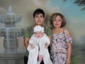 metodo-ropa-para-quedar-embarazada-retrato-familiar-familia-ingenes-dos-mamas-con-su-bebe-vestido-de-blanco-nacido-via-fecundacion-in-vitro