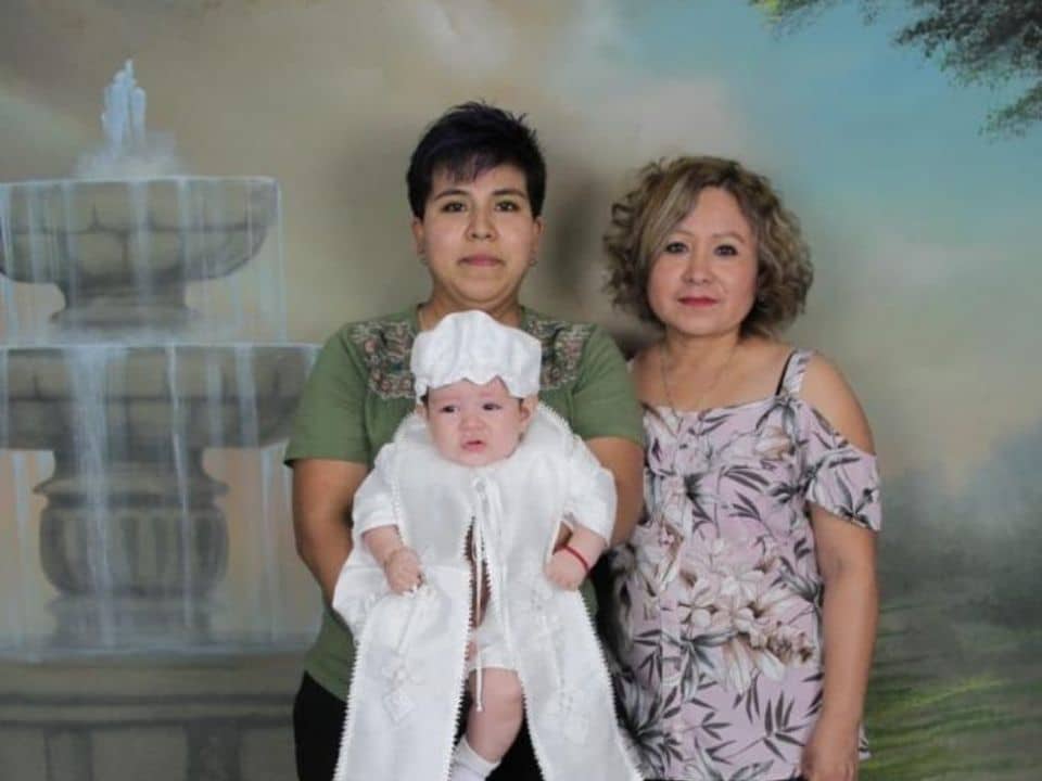 metodo-ropa-para-quedar-embarazada-retrato-familiar-familia-ingenes-dos-mamas-con-su-bebe-vestido-de-blanco-nacido-via-fecundacion-in-vitro