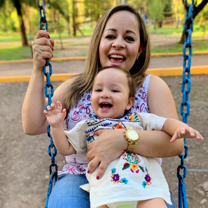las-mujeres-no-renuncian-a-ser-mamas-mama-en-columpio-con-bebe-fiv