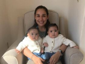 embarazo-con-ovario-poliquistico-clinica-de-fertilidad-ingenes-mama-ingenes-cargando-a-sus-dos-bebes-ninas-nacidas-via-fecundacion-in-vitro