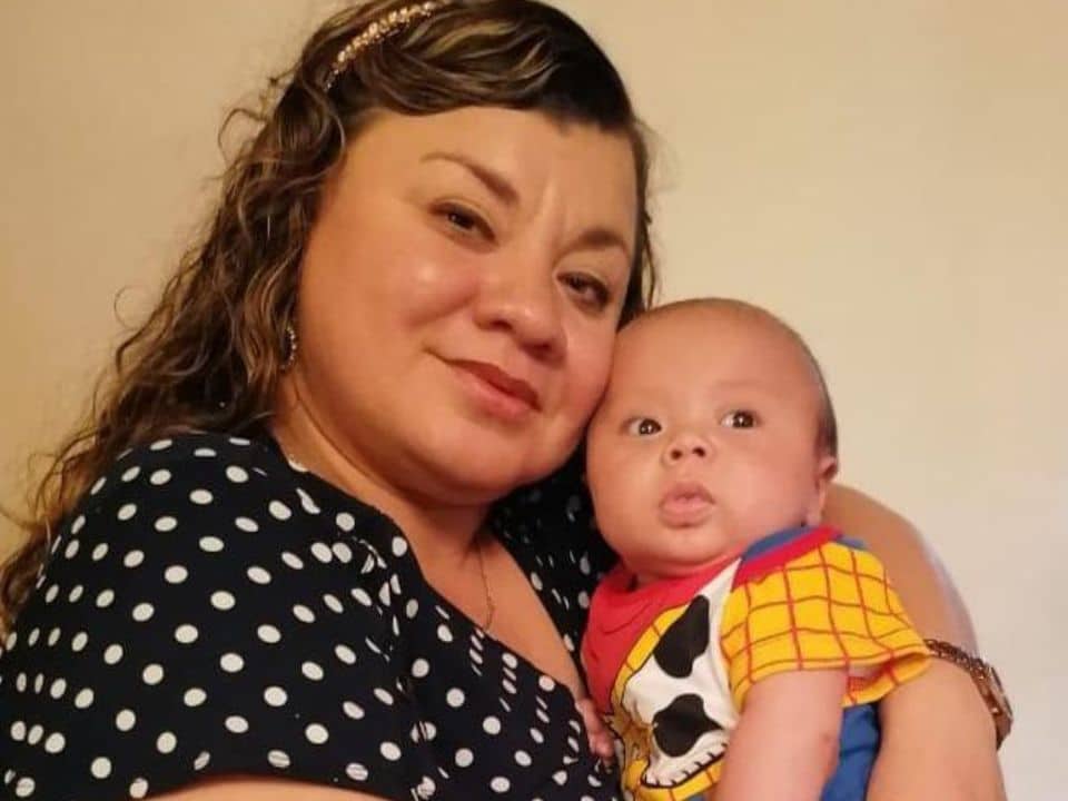 tener-un-bebe-a-los-35-mujer-mayor-de-40-anos-cargando-a-su-bebe-nacido-via-fecundacion-in-vitro