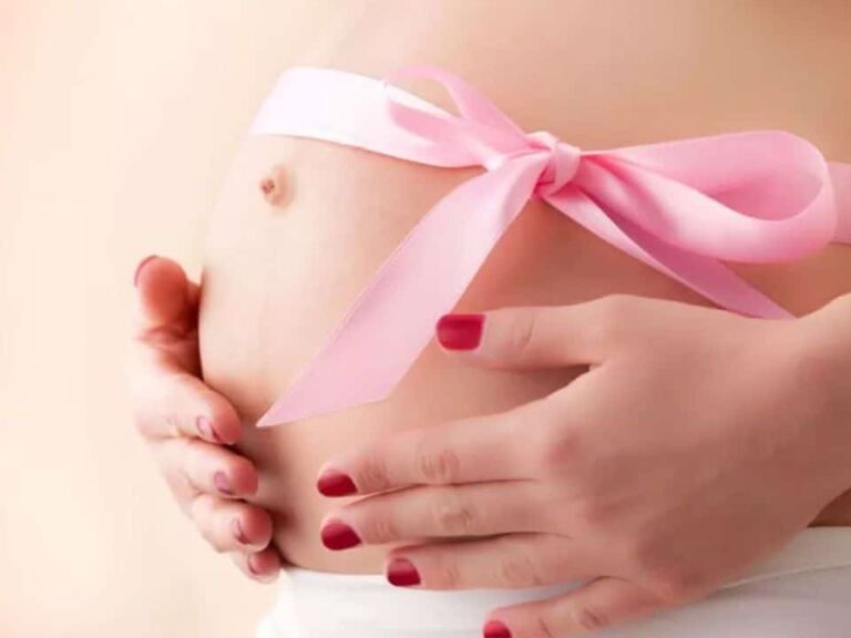 cancer-de-mama-y-fertilidad-vientre-de-mujer-embarazada-con-mono-rosa-por-cancer-de-mama