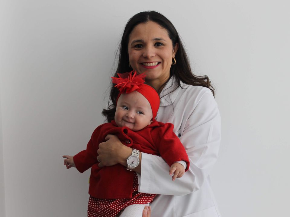 lo-que-debes-saber-si-eliges-ingenes-estados-unidos-dra-catherine-gonzalez-con-bebe-nina-nacida-via-fertilizacion-in-vitro-fiv