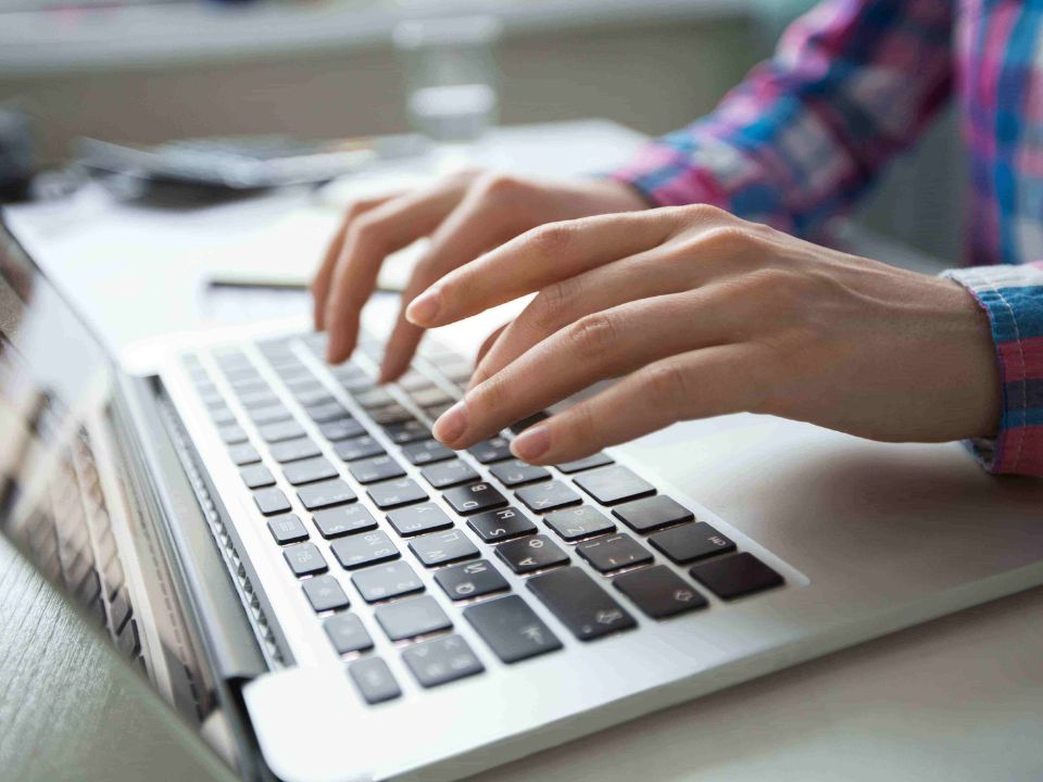 preguntas-mas-buscadas-de-fertilidad-en-google-persona-buscando-informacion-en-internet-manos-n-computadora-mac