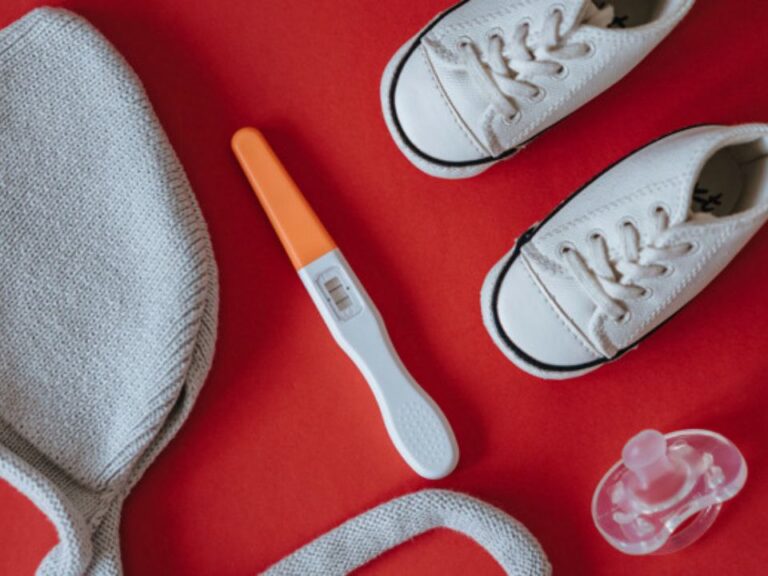 que-pasa-durante-la-espera-de-mi-prueba-beta-prueba-de-embarazo-chupon-zapatos-de-bebe