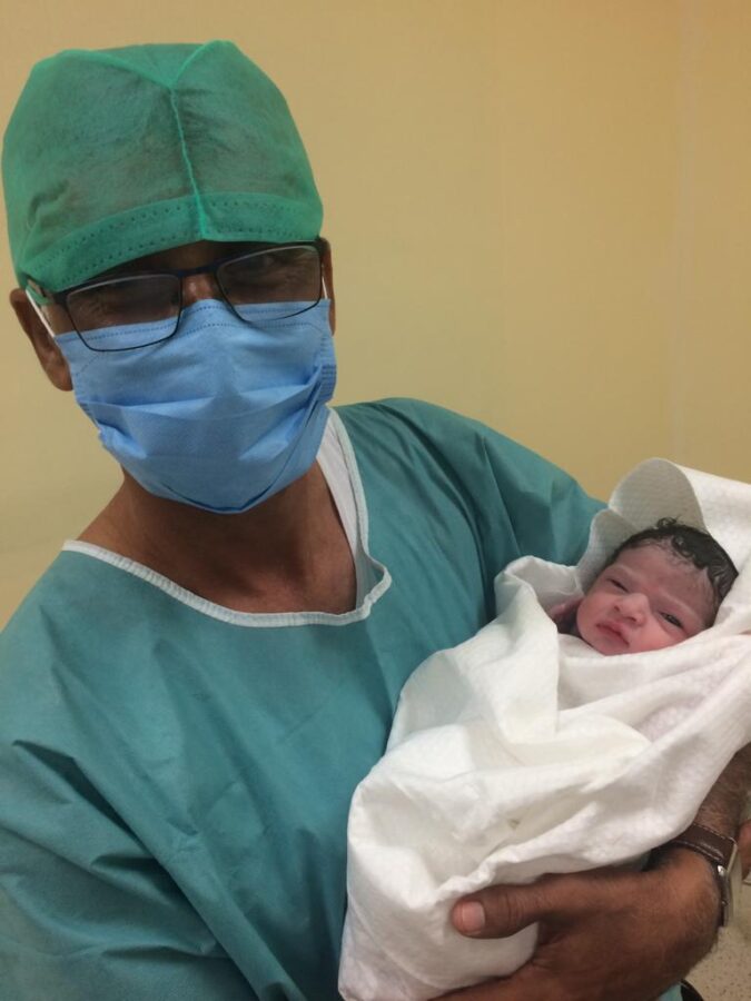 after-22-years-of-trying-I-became-a-mother-thanks-to-artificial-insemination-father-and-newborn