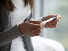 el-estres-puede-impactar-mi-fertilidad-mujer-con-prueba-de-embarazo