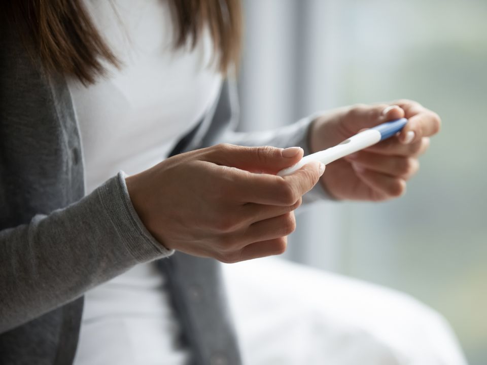 el-estres-puede-impactar-mi-fertilidad-mujer-con-prueba-de-embarazo