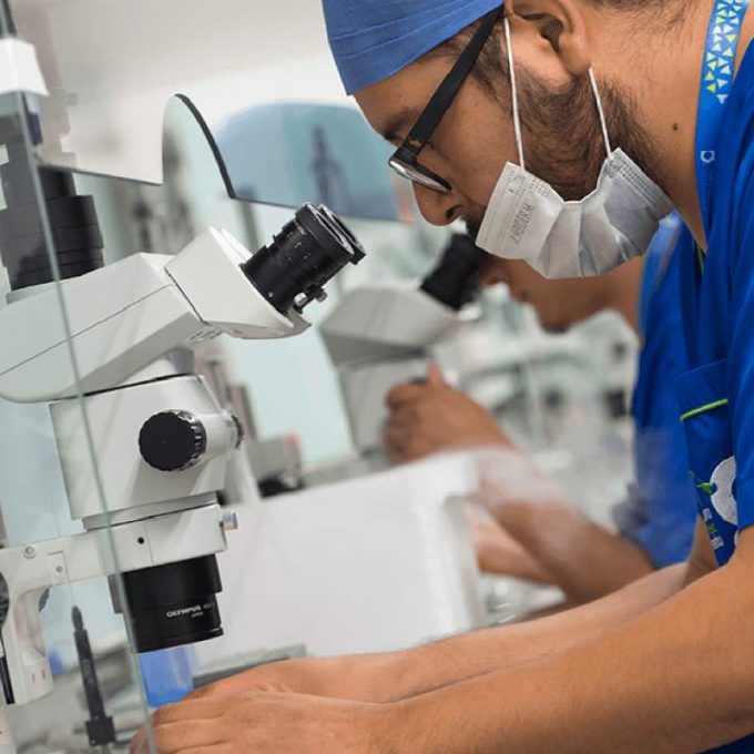 embriólogo-de-ingenes-realizando-fertilización-in-vitro-en-microscopio-dentro-de-laboratorio-de-reproducción-asistida